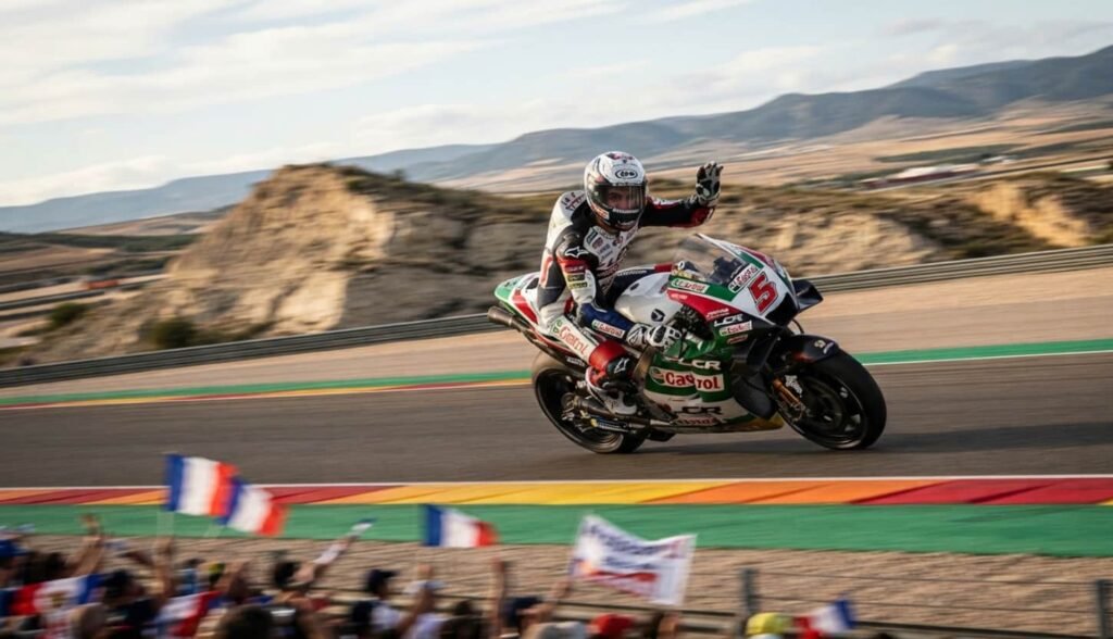 Portrait serré de Johann Zarco en tenue Castrol Honda LCR, casque intégral sur la moto