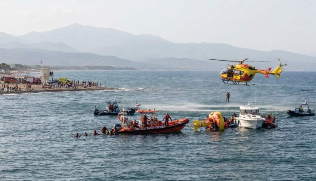Bateau à moteur blanc tractant une bouée gonflable jaune avec six personnes à bord au large