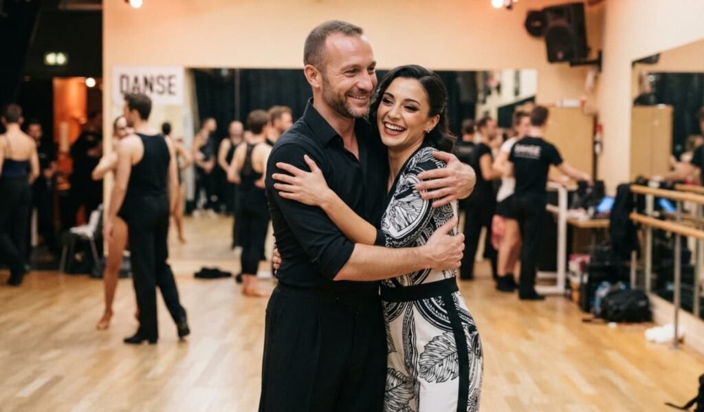 Séparé de Coralie Licata Christophe Licata soutient son école de danse Coralie Licata enseignant une danse latine à un couple d'élèves dans une salle de danse