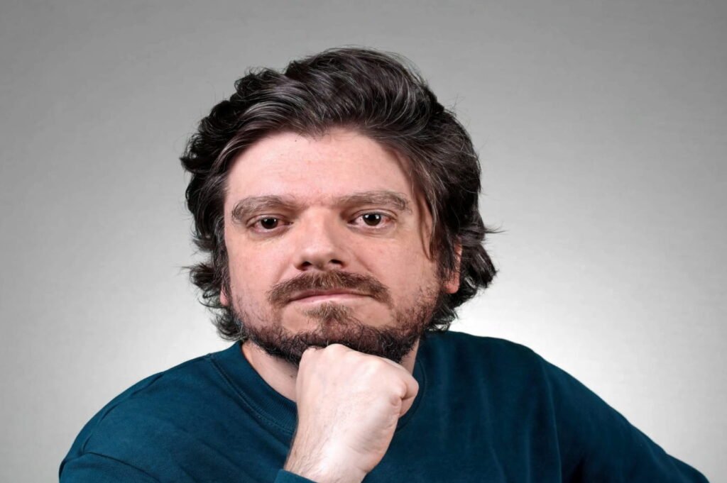 Greg Guillotin reconnaît les violences conjugales dénoncées par son ex-compagne Logo Télérama : lettre T noire avec détail rouge