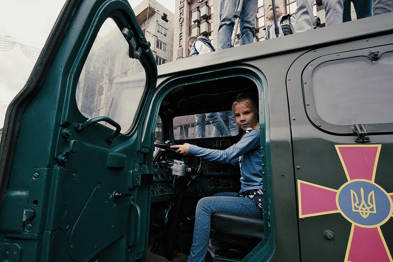 Une petite fille dans un char lors d'une exposition de matériel militaire. © spoilt.exile via Flickr