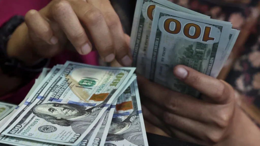 La hausse du pétrole et les craintes budgétaires françaises stimulent le dollar La hausse du pétrole et les craintes budgétaires françaises stimulent le dollar