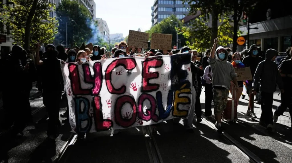 Manifestations et blocages lycéens en France : la crise s'amplifie